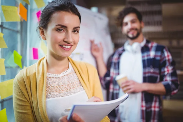 Empresária sorrindo enquanto colega masculino — Fotografia de Stock