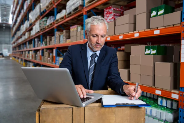 Empresário concentrado durante o trabalho — Fotografia de Stock