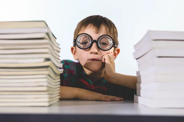 Niño con libros en la mesa en el aula —  Fotos de Stock