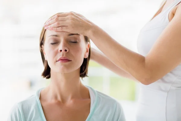 Woman receiving massage from masseur — Stock Photo, Image