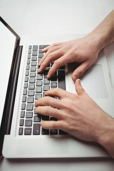 Man werkt op laptop — Stockfoto