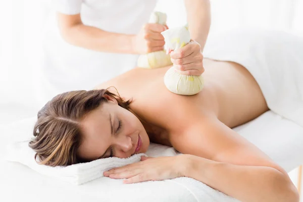 Frau erhält Kräuterkompresse Massage — Stockfoto