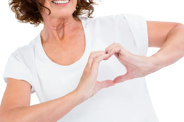Kobieta kształtuje serce dłońmi — Zdjęcie stockowe