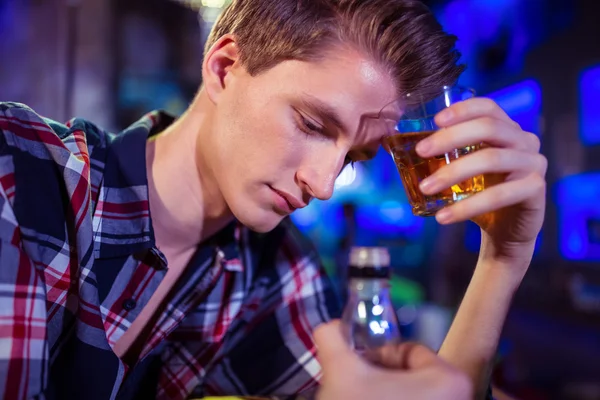 Triste hombre sosteniendo vaso de whisky —  Fotos de Stock