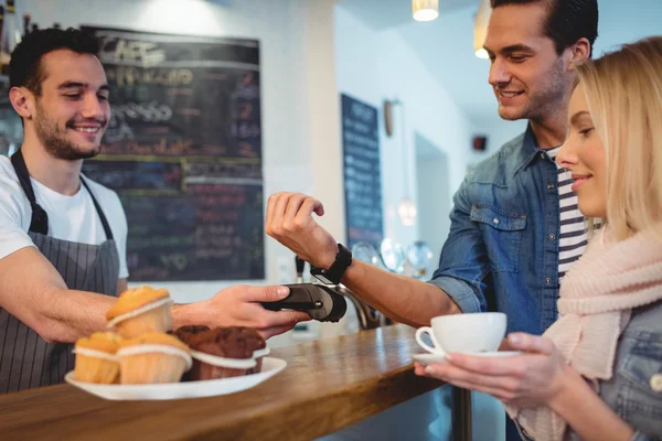 Klanten met ober bij koffie shop — Stockfoto