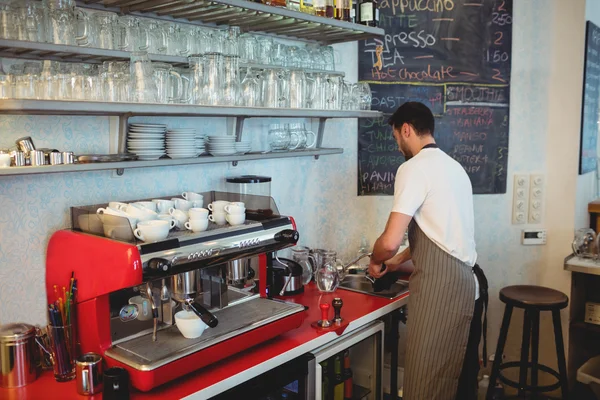 Barista arbetar på café — Stockfoto