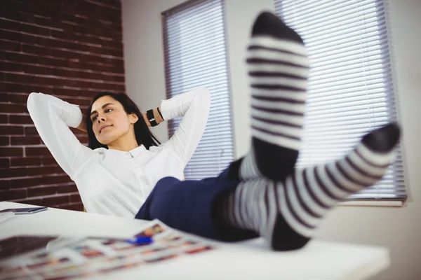 Mulher relaxante no escritório — Fotografia de Stock