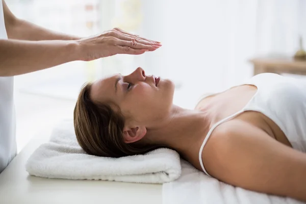 Terapeuta realizando reiki na mulher — Fotografia de Stock