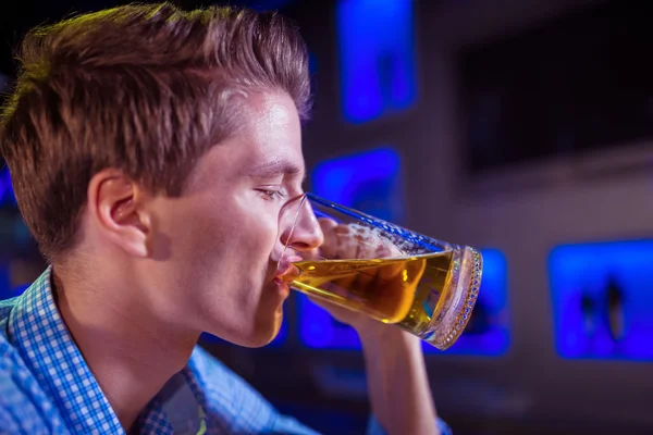 Junger Mann trinkt Bier — Stockfoto