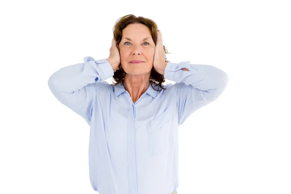 Leende kvinna med händer som täcker öronen — Stockfoto