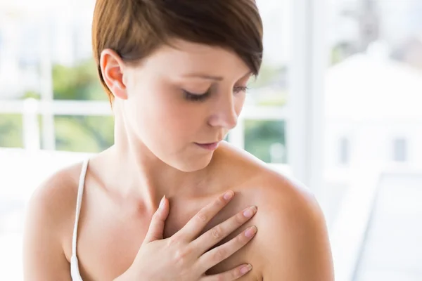 Vrouw zitten bij kliniek — Stockfoto