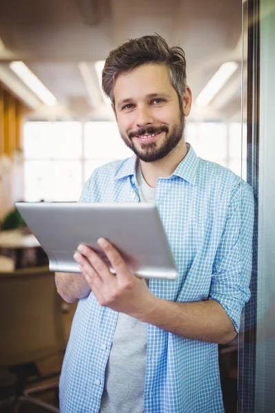 Affärsman anläggning tablet i office — Stockfoto