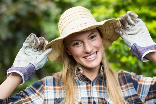 Ευτυχής κηπουρός γυναίκα φοράει καπέλο — Φωτογραφία Αρχείου