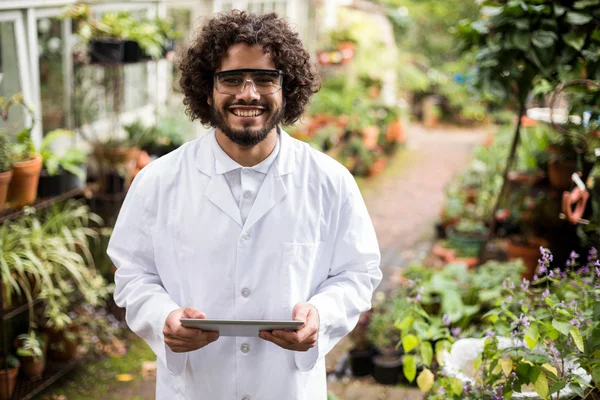 Fiducioso scienziato maschio in possesso di tablet digitale — Foto Stock