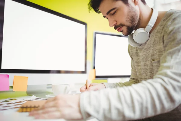 Kreativ affärsman arbetar vid skrivbord — Stockfoto