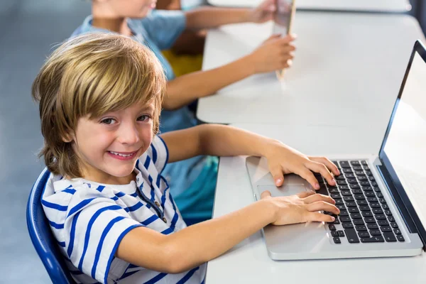 Rapaz feliz usando laptop — Fotografia de Stock