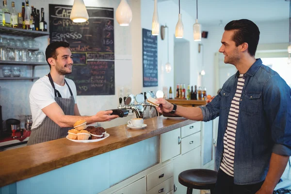 Klienta, dając karty kredytowej do barista — Zdjęcie stockowe