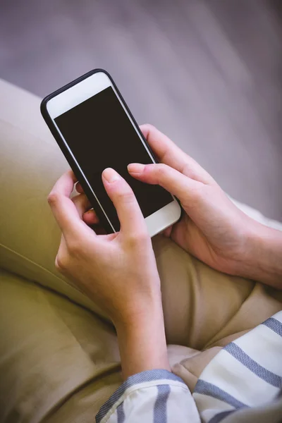 Zakenvrouw met behulp van mobiele telefoon op kantoor — Stockfoto