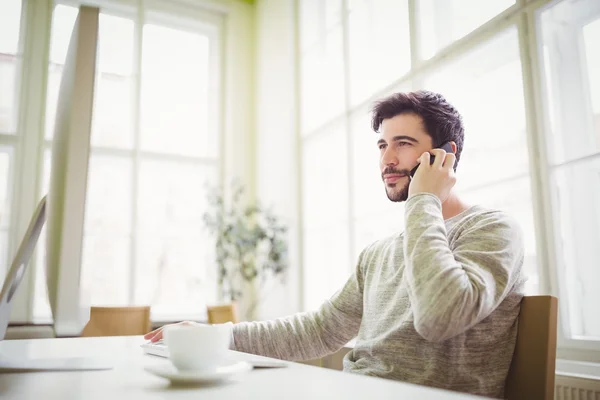 Affärsman med telefonen i office — Stockfoto