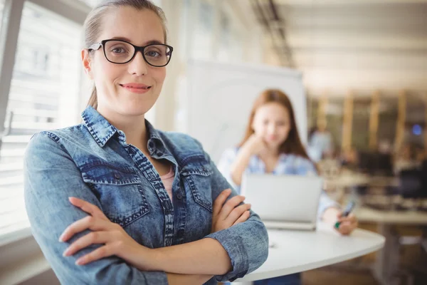 Lächelnde Geschäftsfrau mit verschränkten Armen — Stockfoto