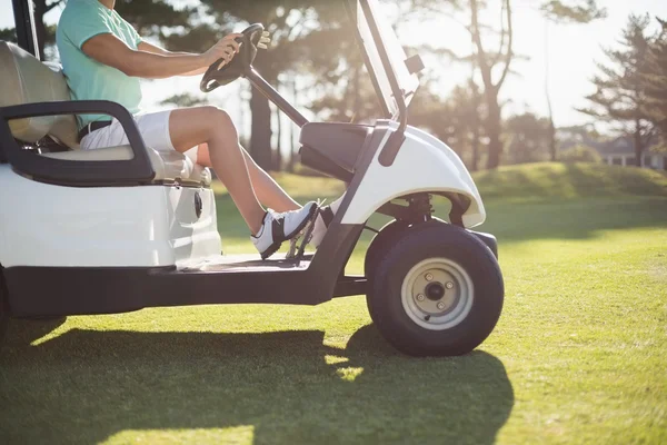 Golfista hombre conducción golf buggy —  Fotos de Stock