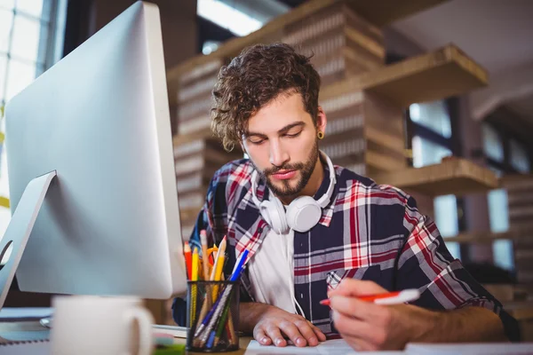 Zakenman werken bij computer balie in kantoor — Stockfoto