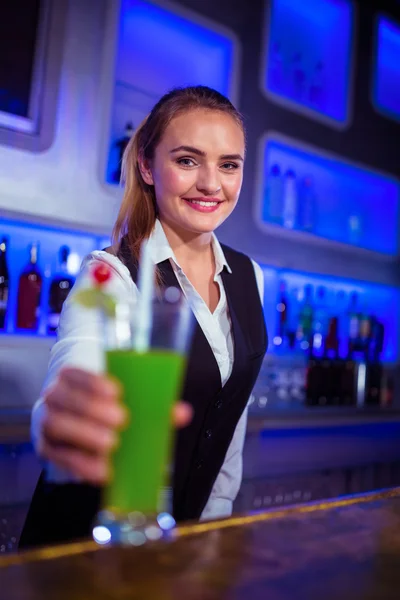 Lächelnder Barkeeper serviert Cocktail — Stockfoto
