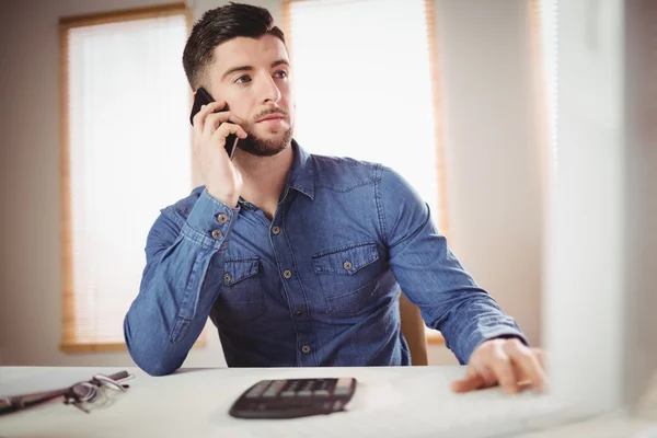 Biznesmen rozmawiający przez telefon — Zdjęcie stockowe