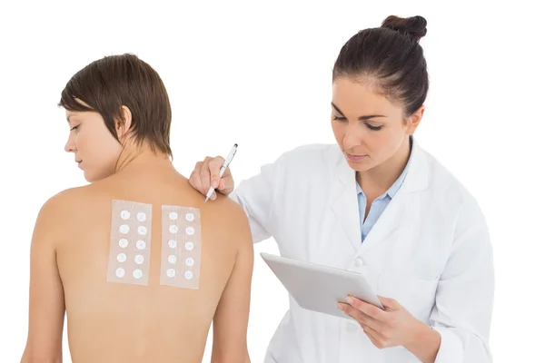 Médico examinando mujer — Foto de Stock