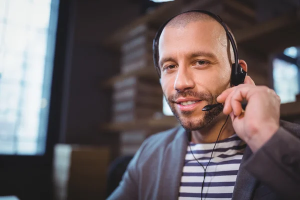 Hombre de negocios creativo usando auriculares —  Fotos de Stock