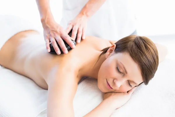 Vrouw genieten van hot stone-massage — Stockfoto