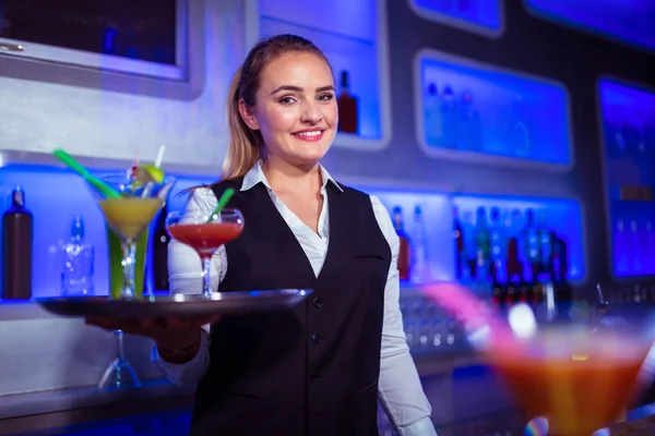 Krásná barmanka drží tác — Stock fotografie