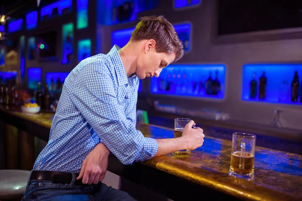 Homem triste no balcão do bar — Fotografia de Stock