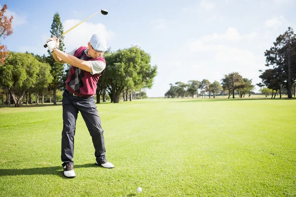 Golfer hebt seinen Golfschläger — Stockfoto