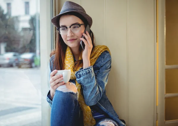 Kobieta rozmawia telefon w kawiarni — Zdjęcie stockowe