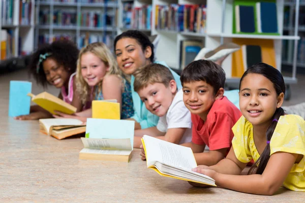 Lehrer mit Kindern beim Lesen von Büchern — Stockfoto