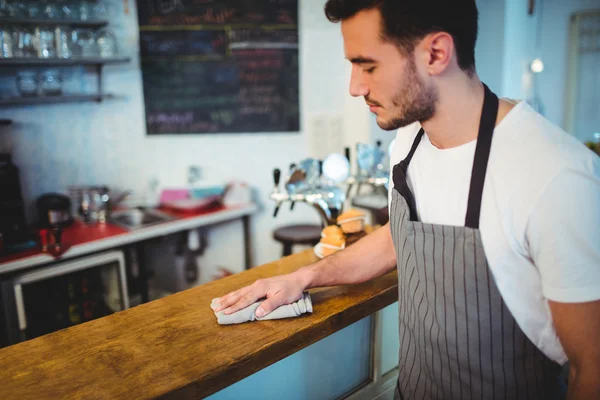 Bello lavoratore pulizia contatore — Foto Stock