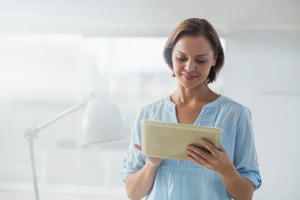 Young woman using tablet — Stock Photo, Image
