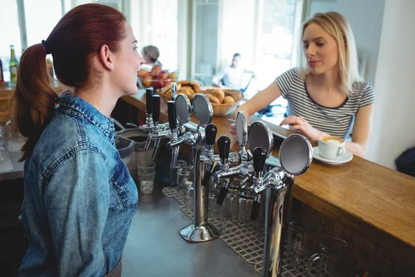 Barista talking with customer at cafe — Stock Photo, Image