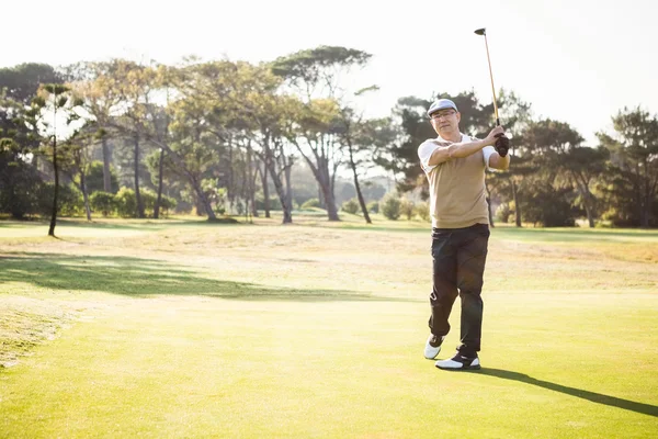 Golf oynayan sporcu — Stok fotoğraf
