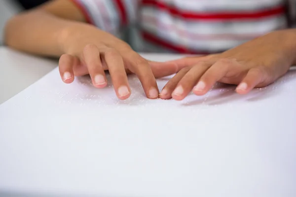 Child reading braille book in classroom — Stock Photo, Image