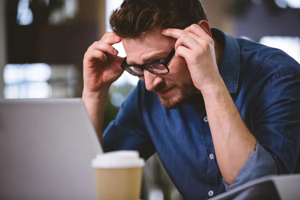 Executive suffering from headache — Stock Photo, Image