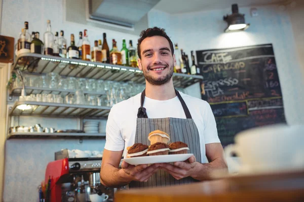 Barista con cupcakes en la cafetería — Foto de Stock