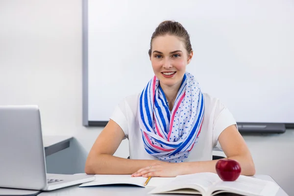 Tanár ül íróasztal az osztályteremben — Stock Fotó