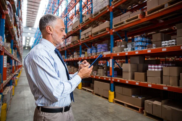 Hombre de negocios se está concentrando durante el trabajo —  Fotos de Stock