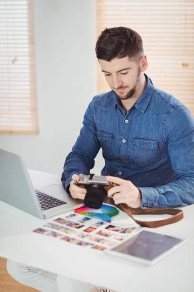 Fotografen kontrollera bilder i kameran — Stockfoto