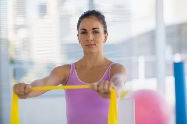 Woman holding resistance band — Stock Photo, Image