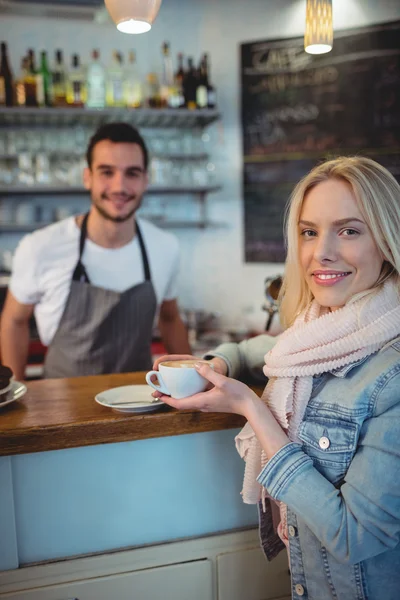 Barista kafede ile kadın müşteri — Stok fotoğraf