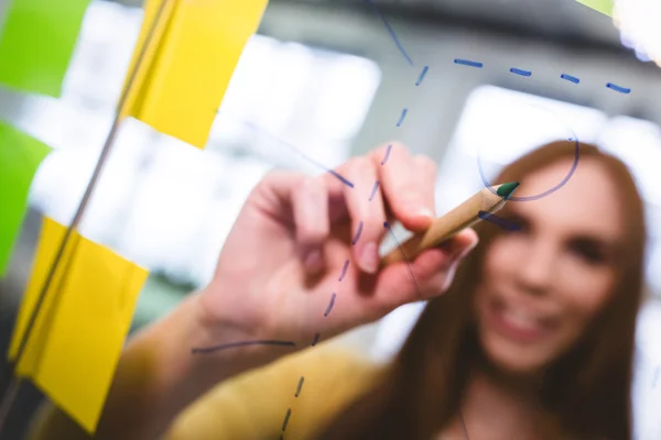 Business woman writing on glass — стоковое фото