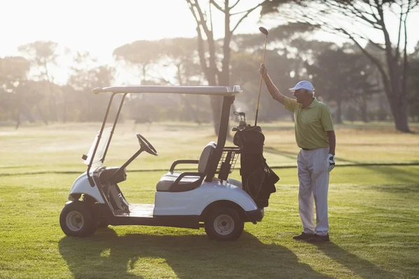 Zralý muž uvedení golfového klubu v sáčku — Stock fotografie